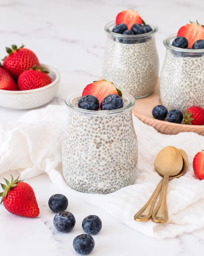 Pudin de chia 6 vasito de semillas hidratadas con fresas y arándanos