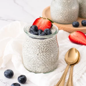 Pudin de chia 7 postre frío en frasco con arándanos y fresa