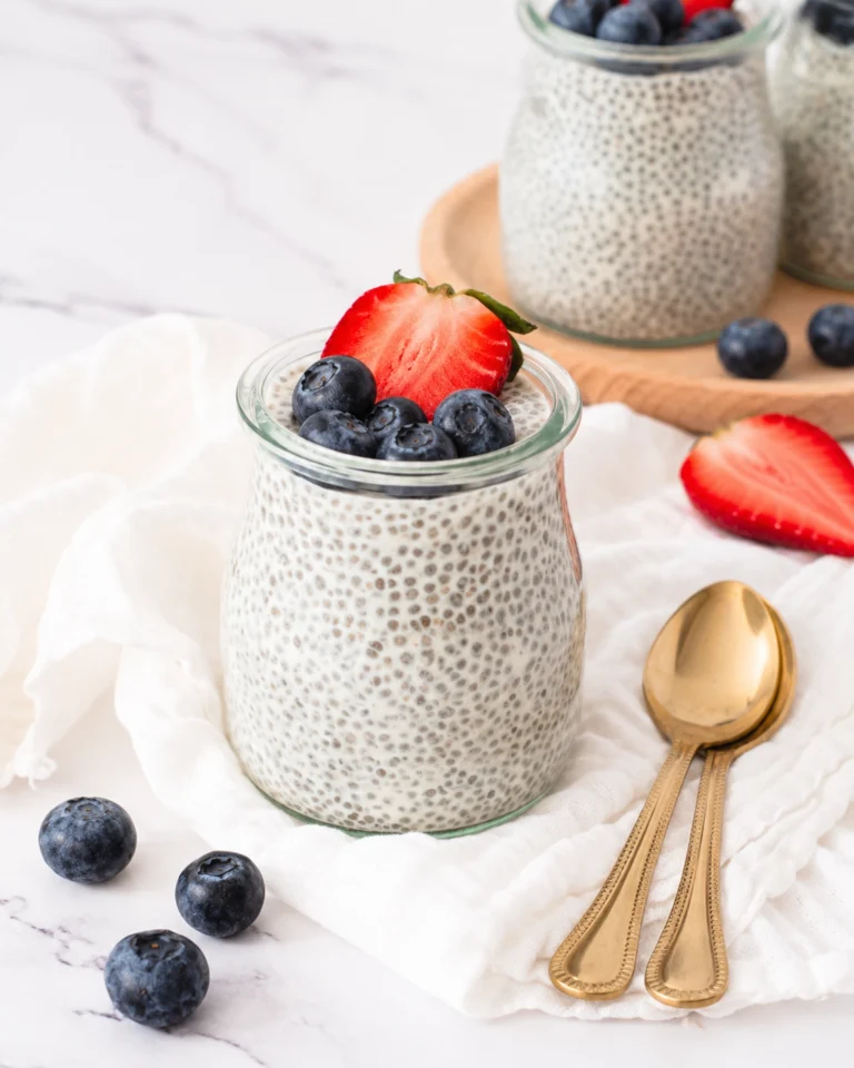 postre frío en frasco con arándanos y fresa
