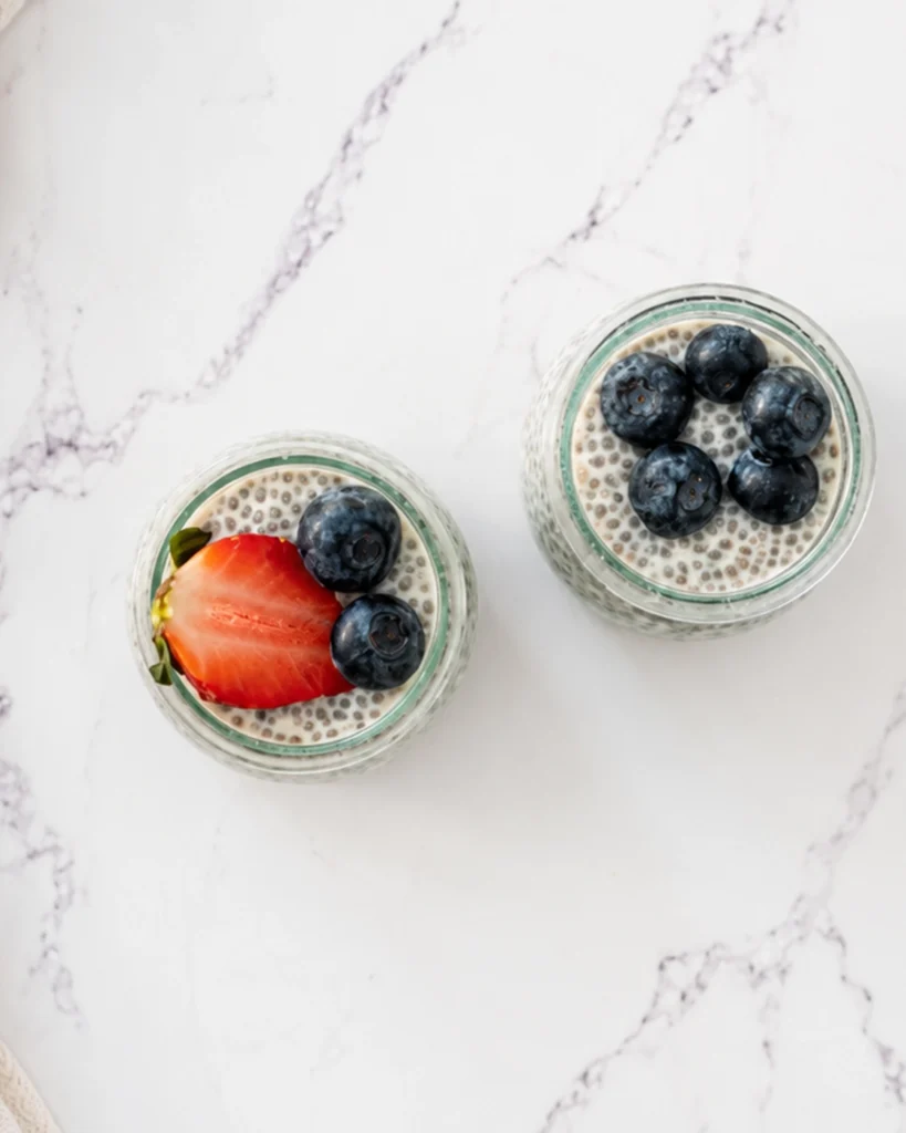 Pudin de chia 5 dos vasitos con semillas hidratadas, fresa y arándanos
