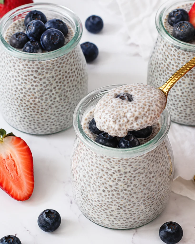 Pudin de chia 2 cuchara con pudin cremoso de semillas y arándanos