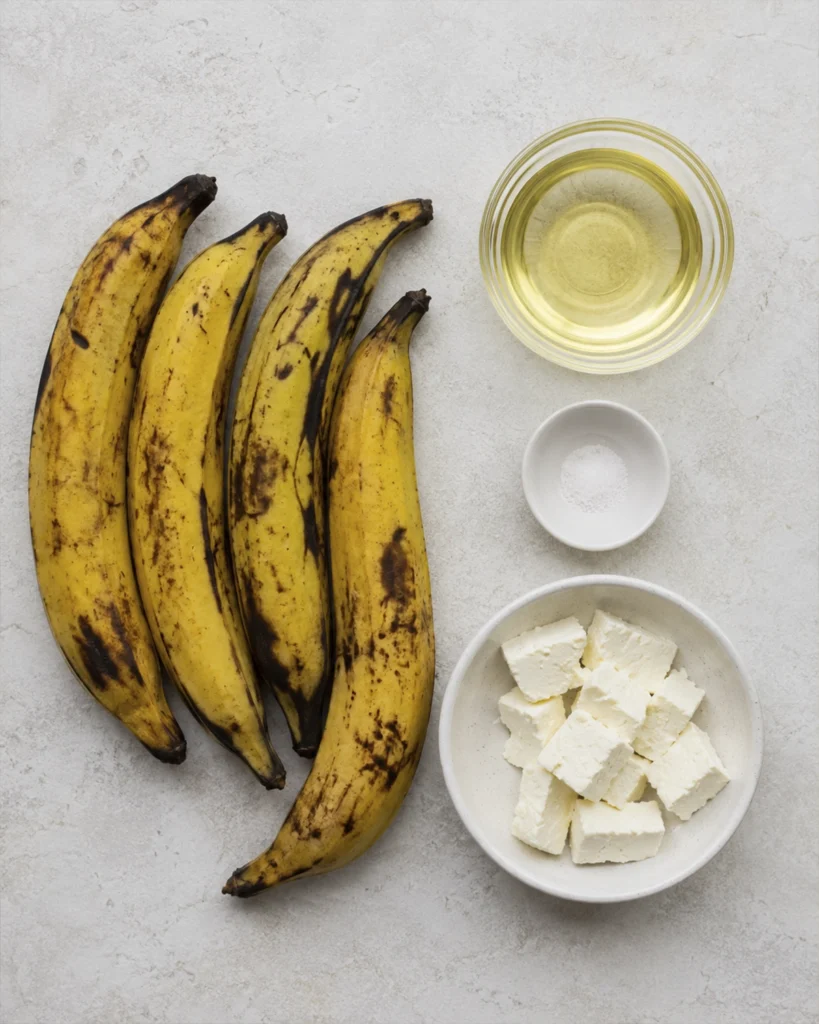 Plátanos maduros fritos 3 Ingredientes para preparar plátanos maduros fritos, con plátanos machos, aceite, sal y queso fresco.